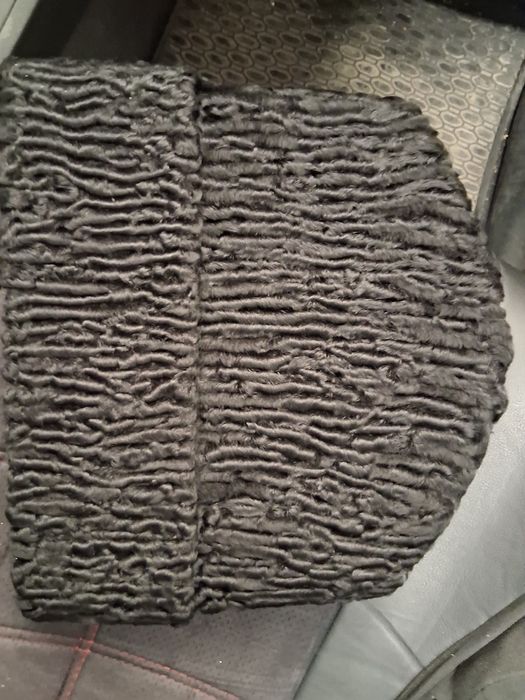 Vând căciulă cu burdură!