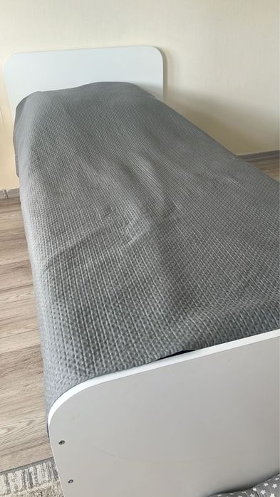 Продам кравам 90*200 с матрасом состояние новое