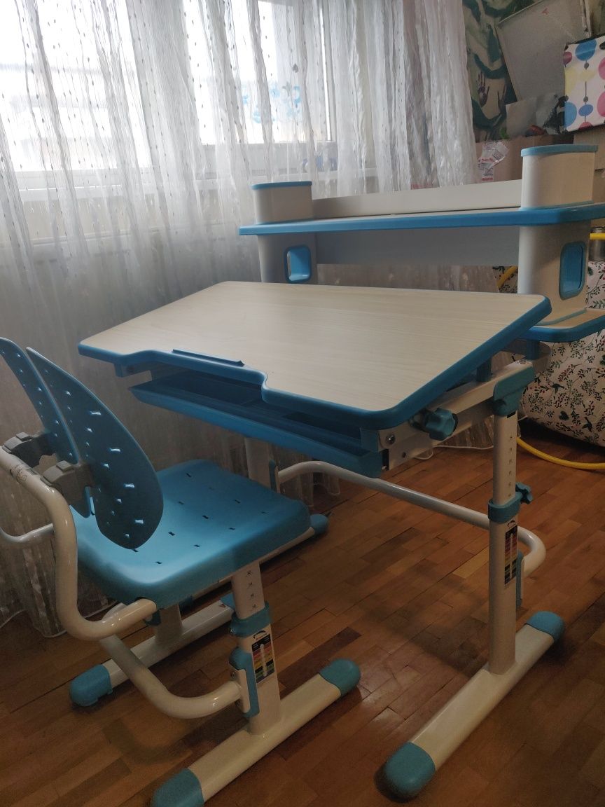 Birou ergonomic și scaun pentru copii, care cresc odată cu copilul