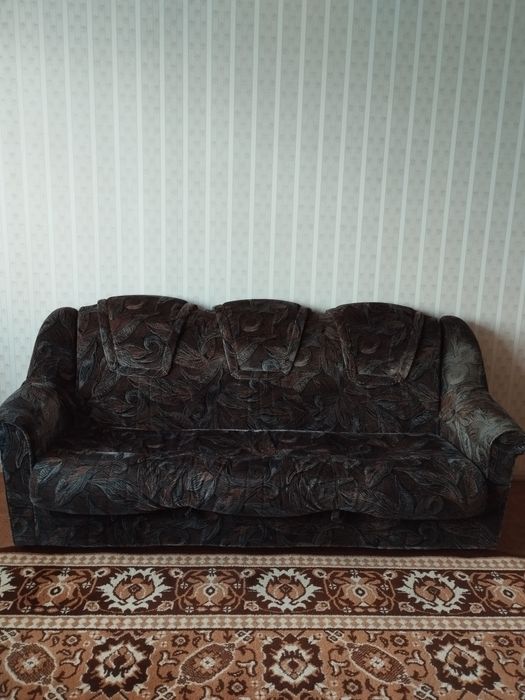 Продам диван велюровый в хорошем состоянии за 10000 тенге