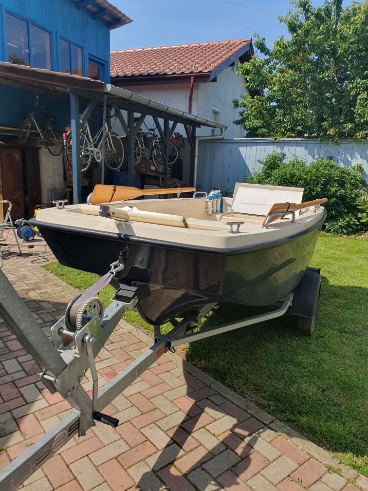Barcă din fibră cu motor