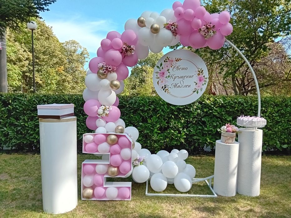 Украса арка с балони и цветя