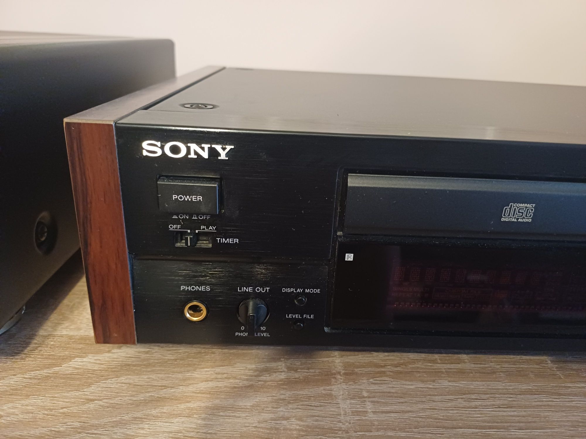 Продавам рядък cd плеър  SONY X229ES
Отлична работа,няма нужда от пред