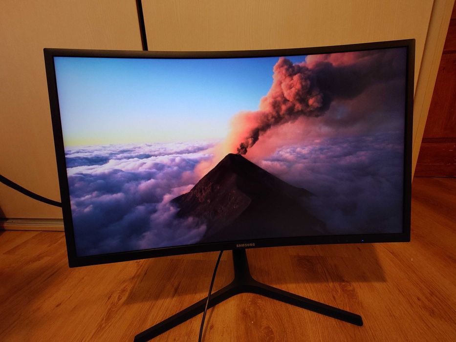 Monitor Samsung 27" refresh rate: 144hz, QLED, gaming