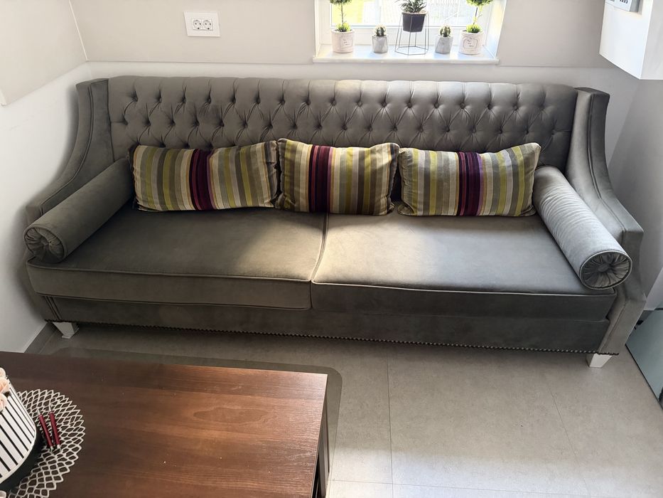 Canapea din catifea verde inchis cu perne