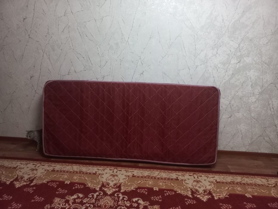 Срочно бордовый матрасс