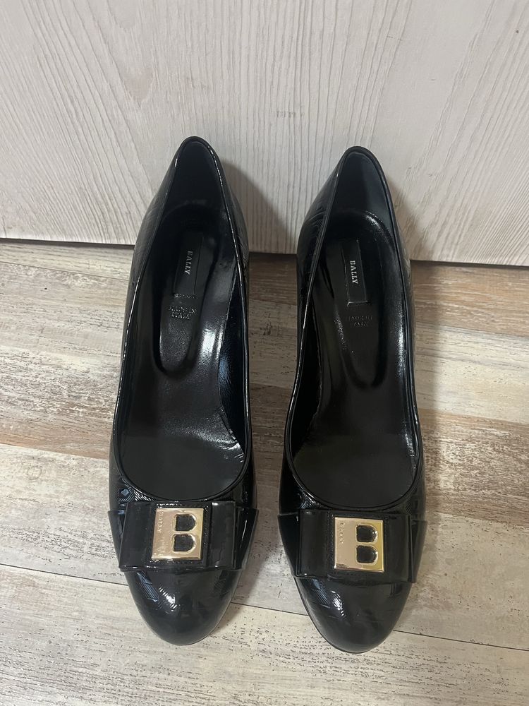 Оригинални токчета лачени bally 38 н cesare paciotti