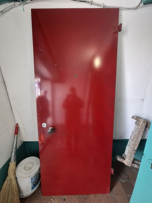 Продам железную входную дверь