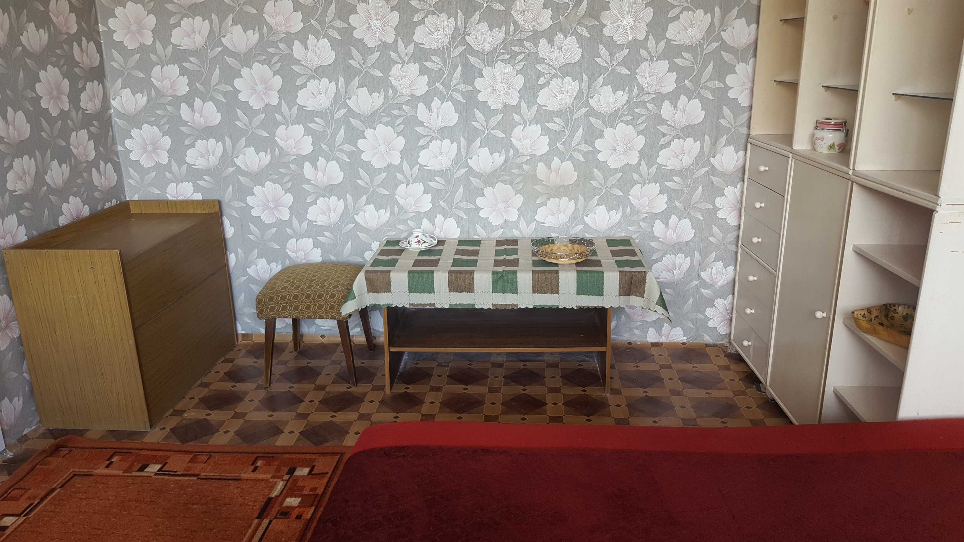 ПОДАРЯВАМ мебели - спалня, кресло, фотьойл, холна маса и бял шкаф