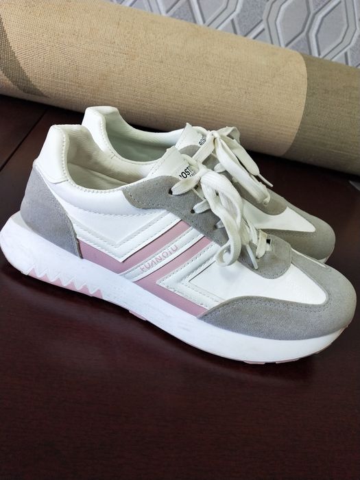 Модные  женские кроссовки