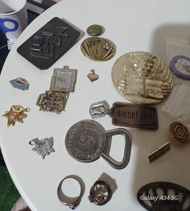 Лот микс значки и др.