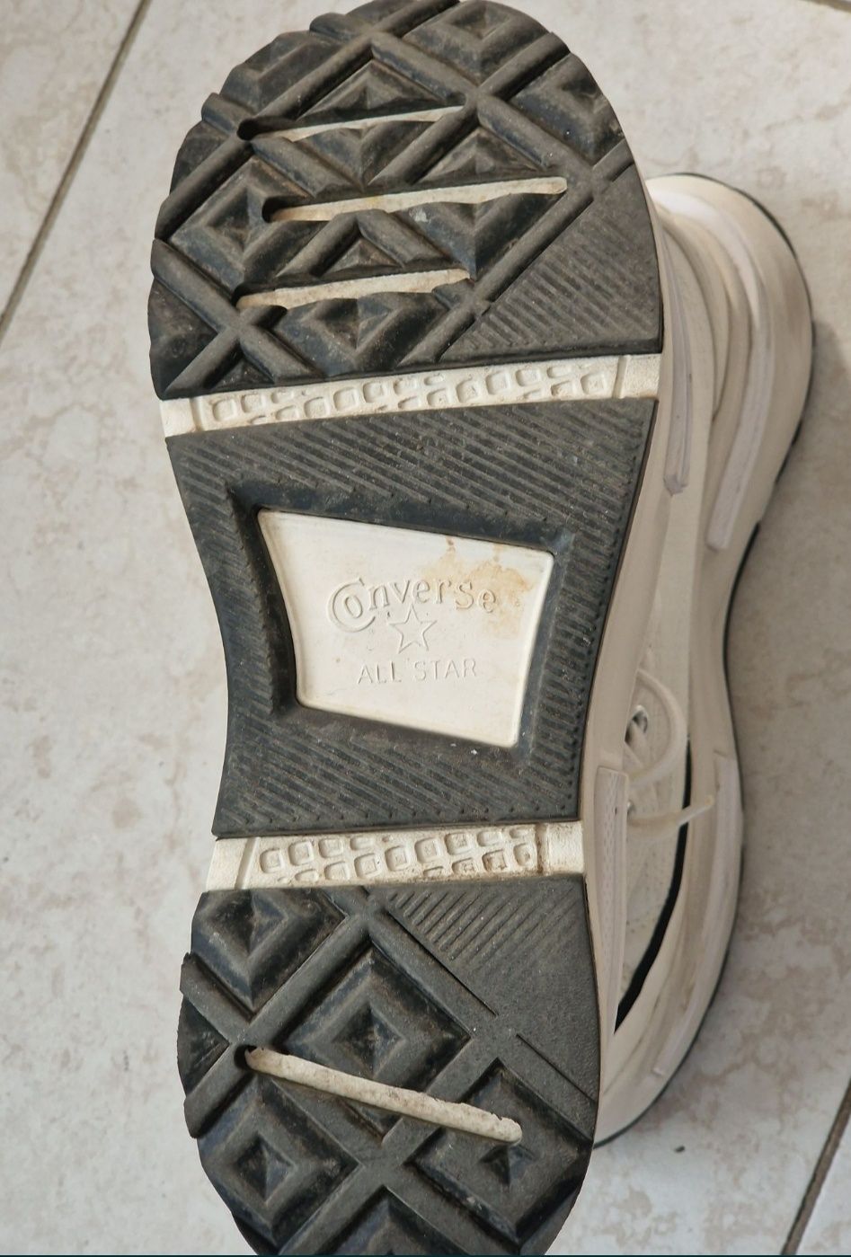 Converse crem damă