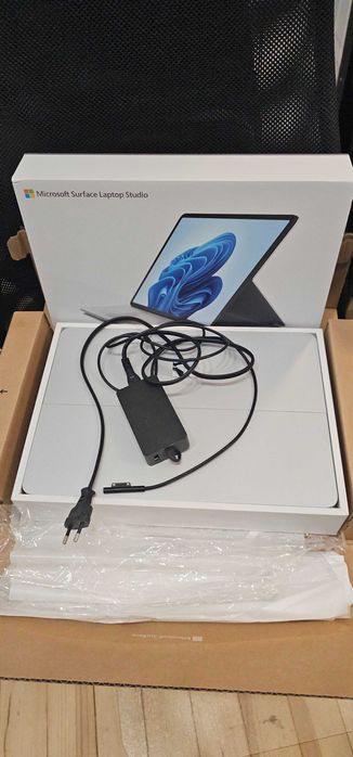 Surface Laptop Studio 14.4 - Intel Core i5, 16GB, 256GB тъч/таблет