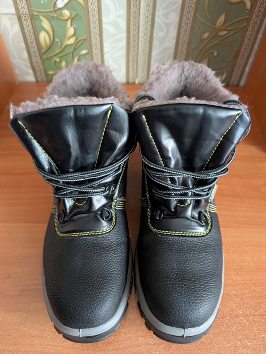 Продам новые зимние рабочие ботинки 41-го размера