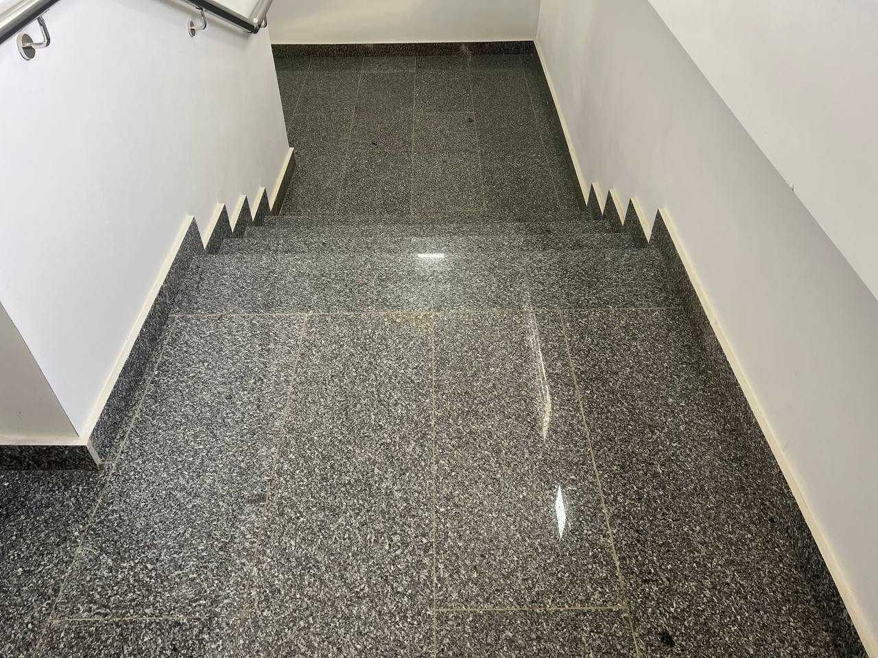 Гранитные Ступени для лестниц ''Куксарой Серый'' от 100 000 cум п/м