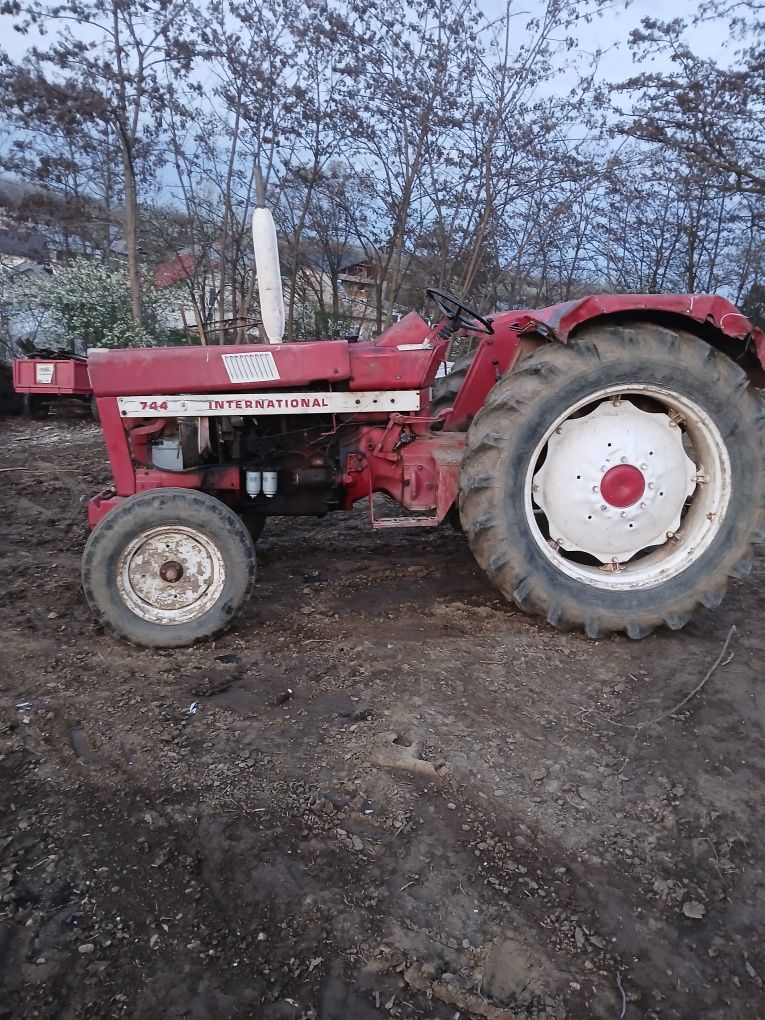 Vând tractor internațional 74