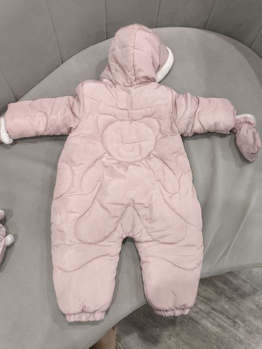 Продам зимний комбинезон для девочки цвет пудровый .