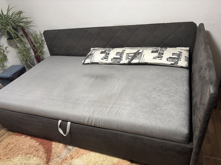 Pat tapitat pentru o persoana