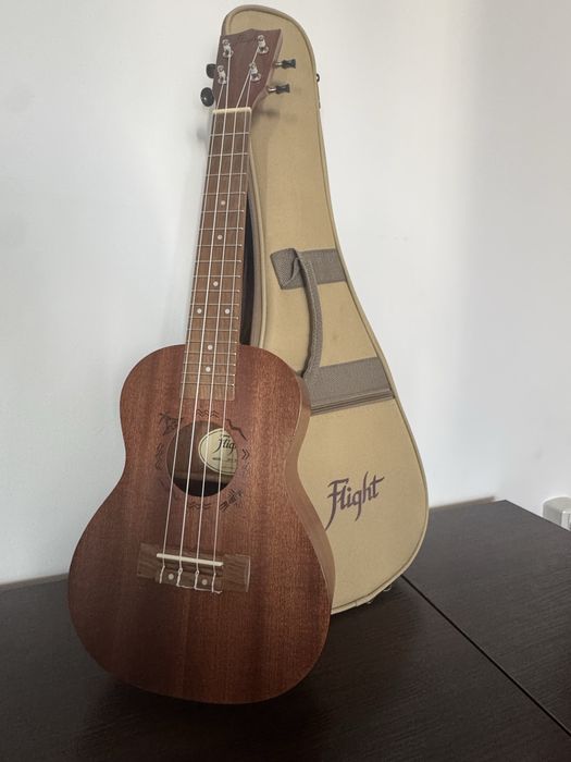 Профессиональная укулеле с чехлом (flight)