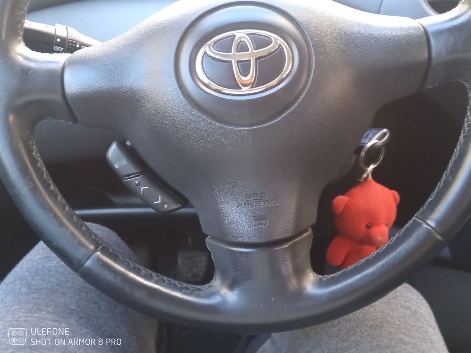 Тойота Ярис 2004г 1000кубика 68кс  бензин.