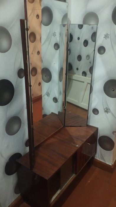 Отдам бесплатно трюмо с зеркалом