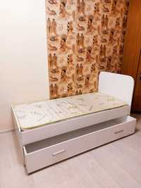 Кровать с ортопедическим матрасом и ящиком для хранения