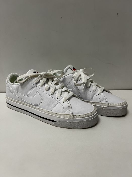 бели обувки nike