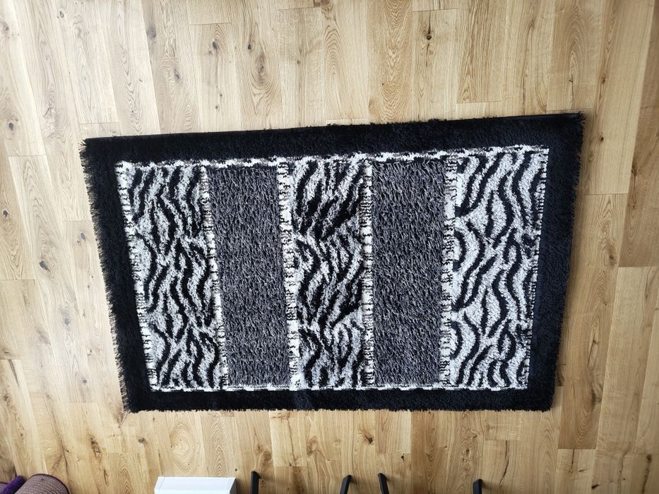 Covor negru cu fir de mătase – nuanțe alb și gri, stare excelentă