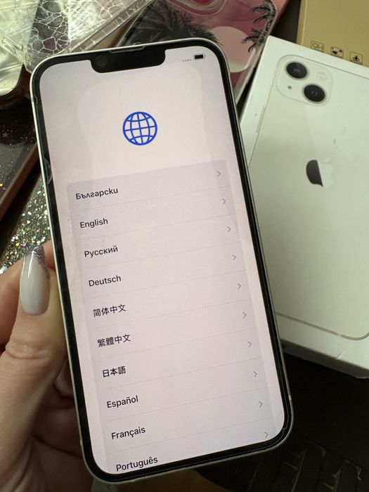 Продавам iPhone 13, 128GB + 15 кейса + 4 протектора
