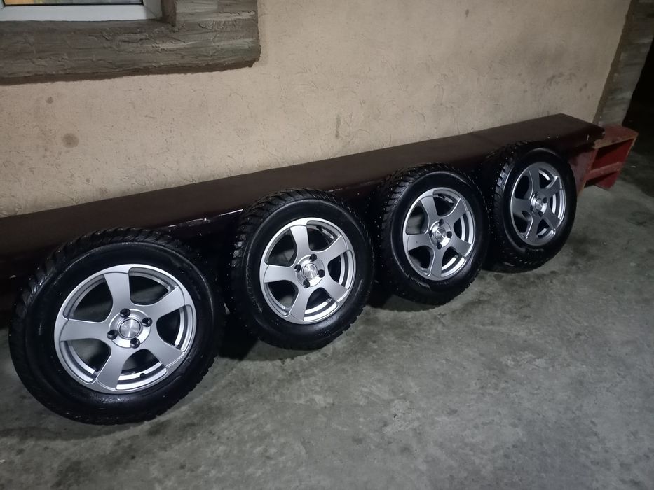 Продам шины с дисками зимние 185/65/14 состояние идеал торг есть !
