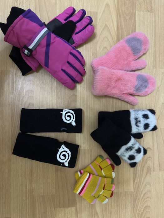 Шапки детские ,варежки.