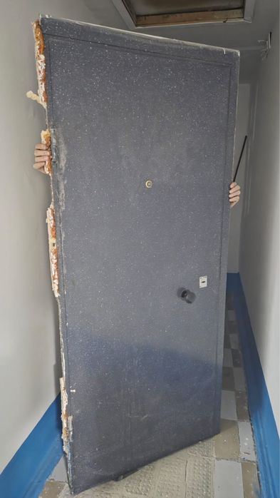 Входная дверь , продам за хорошую цену снаружи железная внутри деревян