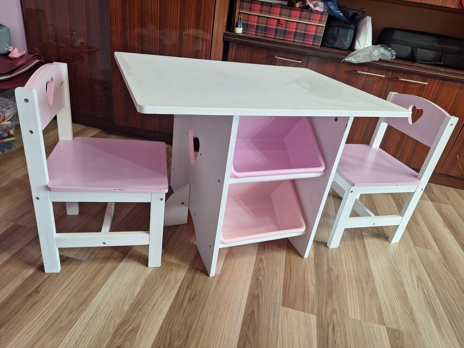 Детска дървена маса с два стола