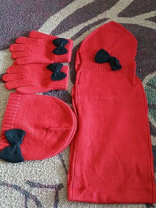 Чисто нови шал,шапка и ръкавички-детски комплект