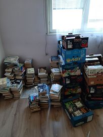 Подарявам много книги