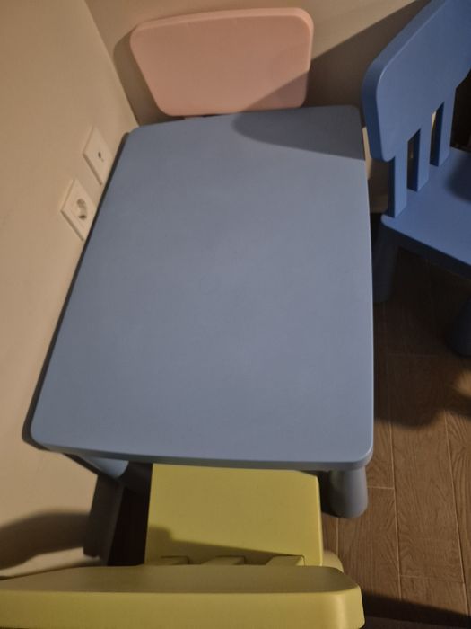 Vând măsuță și 5 scaune din plastic pentru copii