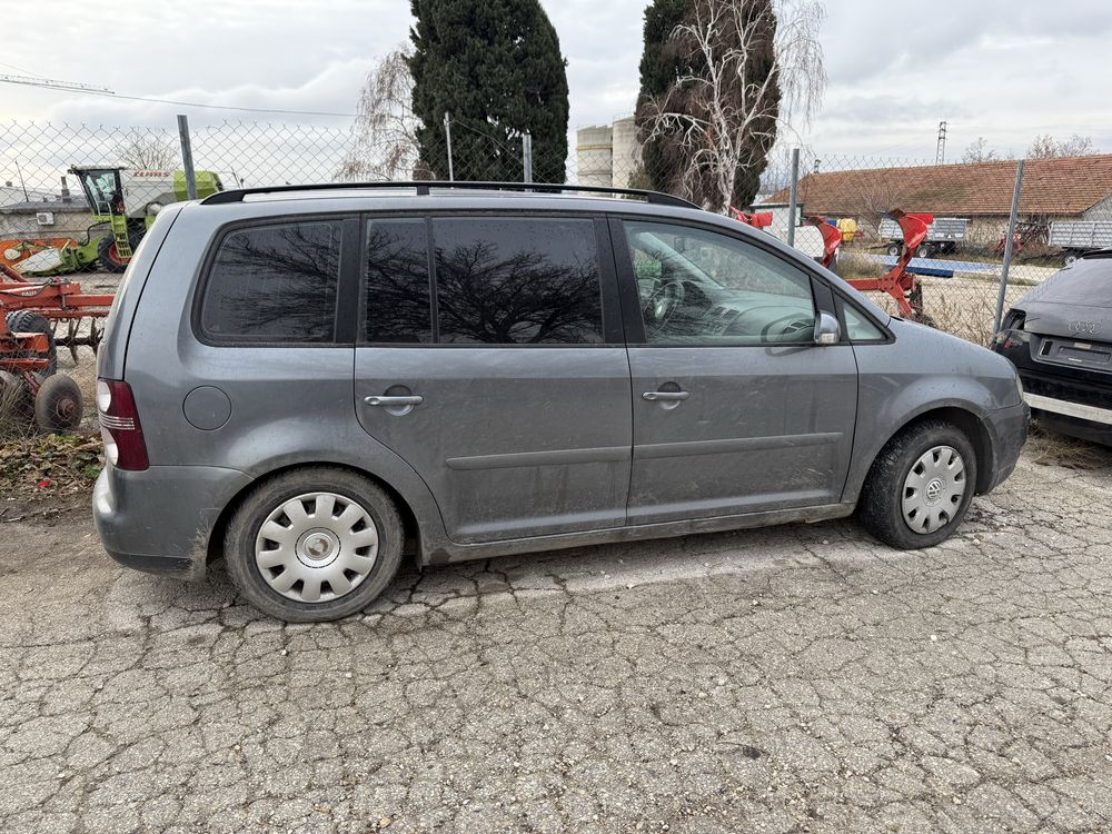 На части Vw Touran 1.9tdi автомат Dsg кожен салон 7 места
