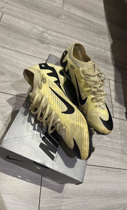 Ghete de fotbal nike mercurial