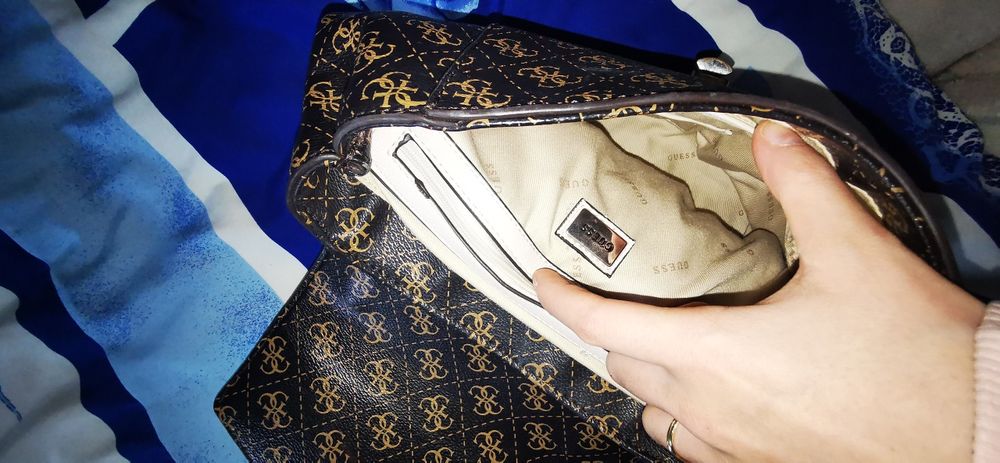 Geanta guess tip rucsac  pret 200 lei