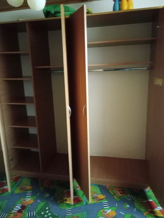 Dulap cu 4 uși pentru haine