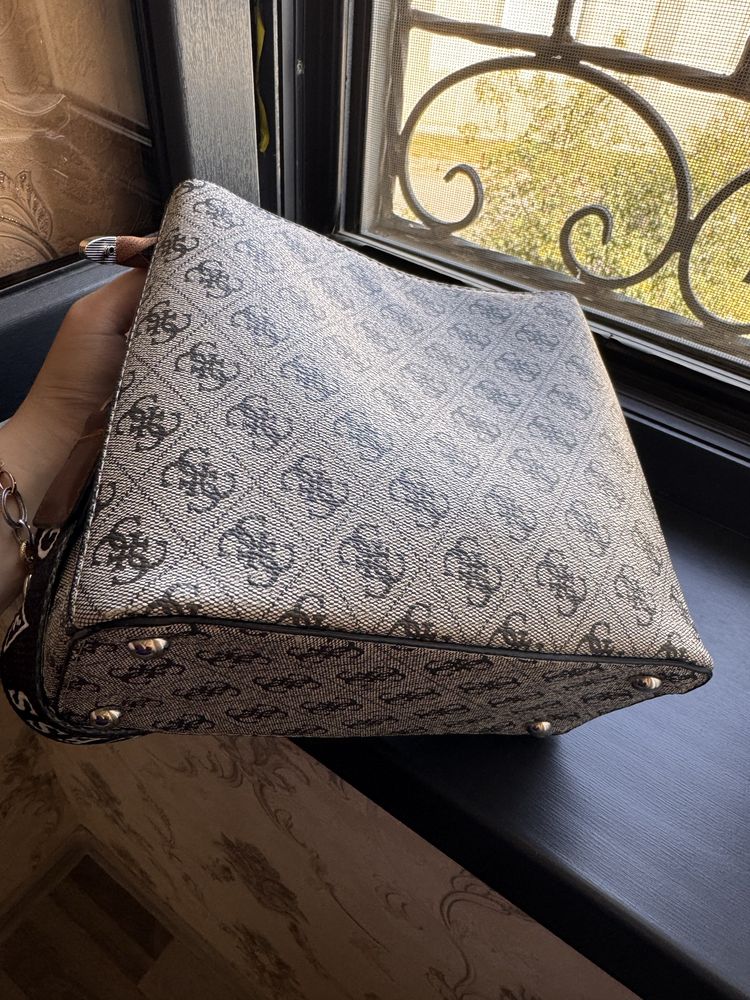 Sumka povsidnevnaya Guess prodaetsya 50.000 sum