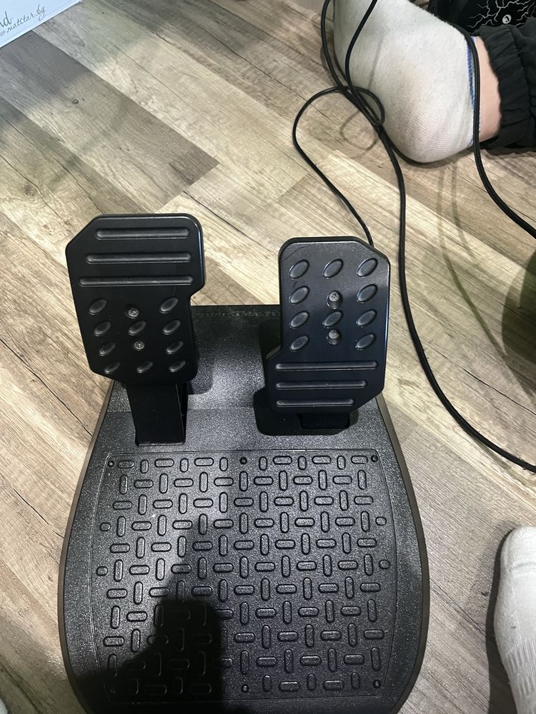 Продавам Волан за playstation 3/4 на марка:THRUSTMASTER T80