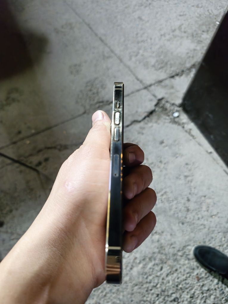 Iphone 13 pro ekranda palasa bor pul zarur bogani uchun sotvoman
