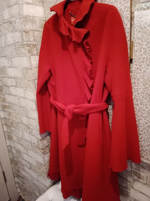 Продам пальто в хорошем состоянии, очень красивое, теплое.КЖБИ.