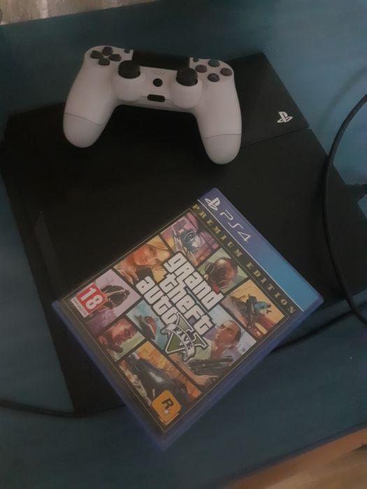 Vând ps 4 plus doua jocuri sau schimb