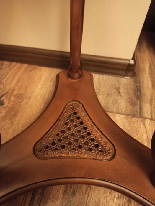 Старинна помощна масичка с лебеди