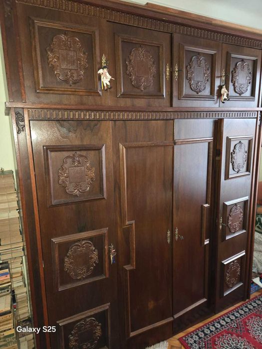 Mobila din lemn masiv pentru dormitor