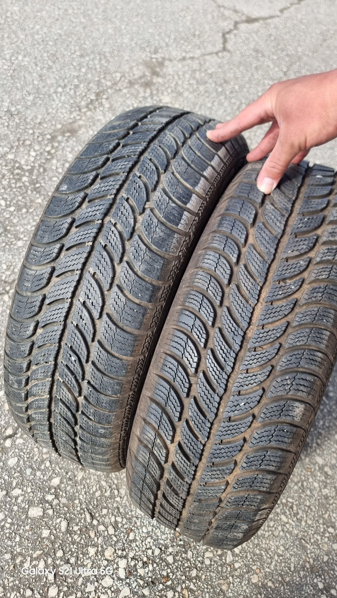 Продавам 2 броя зимни (всесезонни) гуми Debica 195/65R15