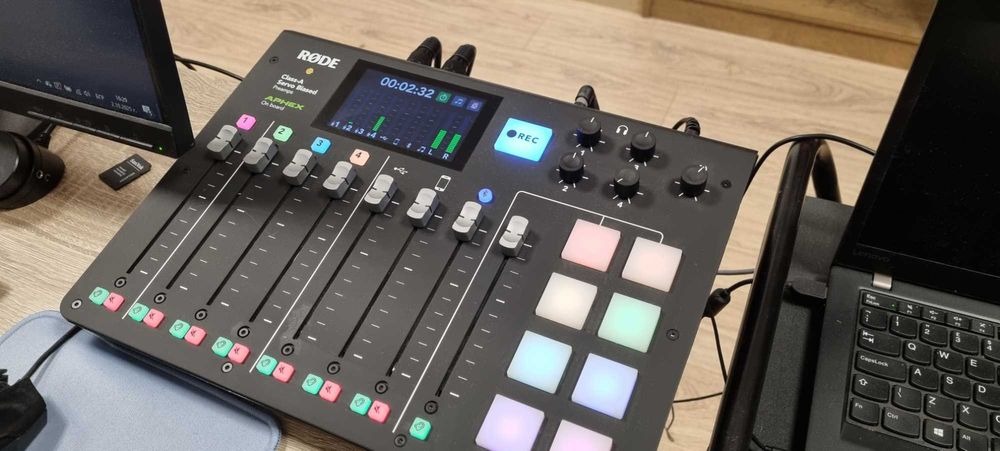 Нов пулт за подкаст Rode RODECaster Pro