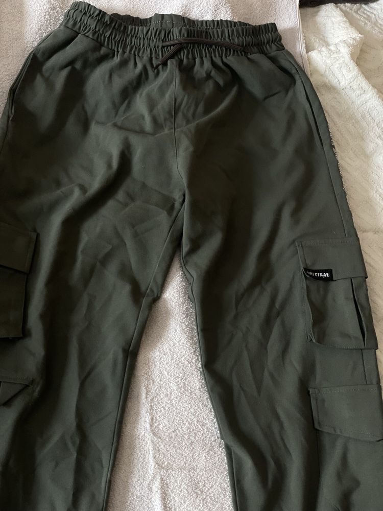 темно-зеленые штаны-джогеры